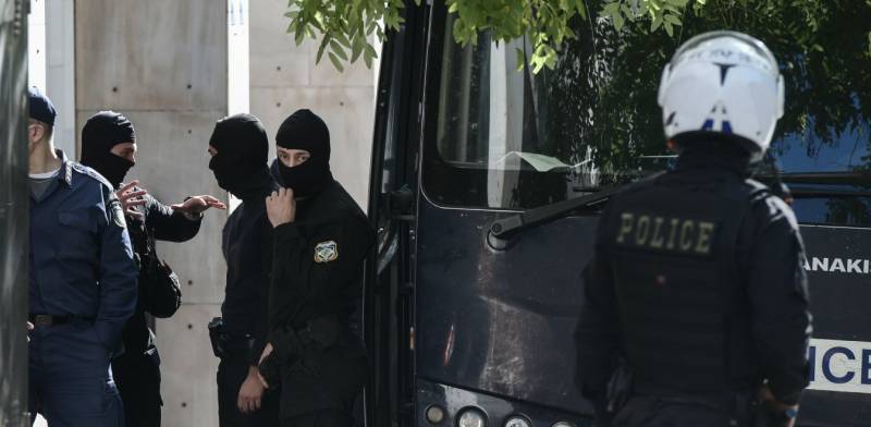 Χρυσή Αυγή: Ξεκίνησαν οι μεταγωγές στις φυλακές - Βρίζοντας στην κλούβα ο Κασιδιάρης