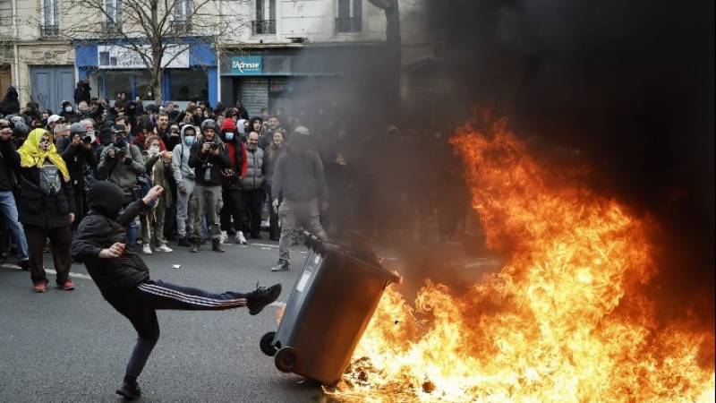 Γαλλία: Συγκρούσεις στην πορεία διαδηλωτών στο Παρίσι κατά της συνταξιοδοτικής μεταρρύθμισης (βίντεο)