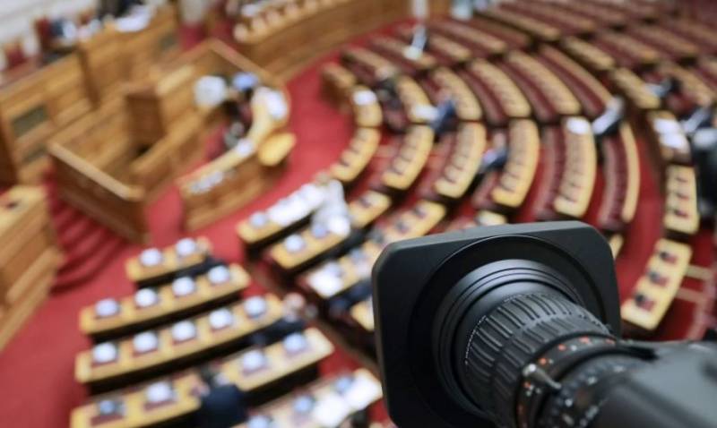 Χαλαρώνουν τα μέτρα στη Βουλή: Έως 120 βουλευτές στην Ολομέλεια