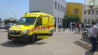 Ένταση στην Καλαμάτα: Νεαρός μετανάστης απειλεί να αυτοπυρποληθεί - Γυναίκα αυτομαχαιρώθηκε! (vid)