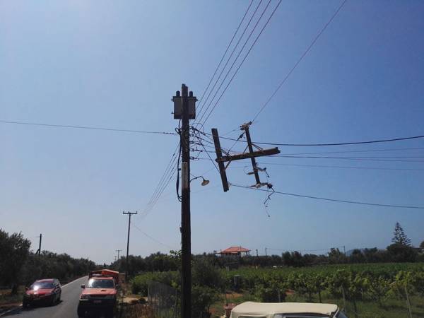 Φωτιά σε κολόνα της ΔΕΗ στα Φιλιατρά 