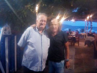 Ο Βασίλης Παπακωνσταντίνου στο μεζεδοπωλείο "Ναυαρίνο" στην Καλαμάτα