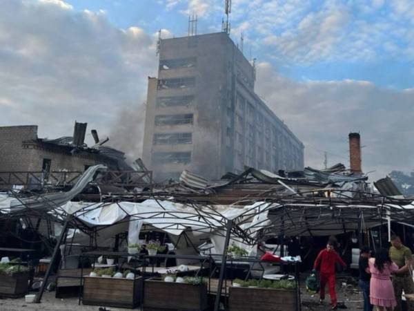 Ουκρανία: 8 νεκροί και 56 τραυματίες από ρωσικό βομβαρδισμό εστιατορίου στην Κραματόρσκ (βίντεο)