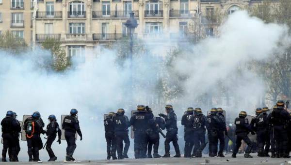 Συγκρούσεις μεταξύ της αστυνομίας και κουκουλοφόρων στο Παρίσι