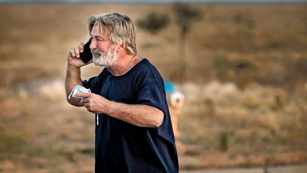 Άλεκ Μπάλντουιν: «Δεν θα ξαναρχίσουν τα γυρίσματα του Rust», ανακοίνωσε μετά τον θάνατο της Χαλίνα Χάτσινς