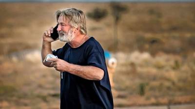 Άλεκ Μπάλντουιν: «Δεν θα ξαναρχίσουν τα γυρίσματα του Rust», ανακοίνωσε μετά τον θάνατο της Χαλίνα Χάτσινς