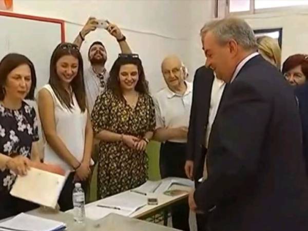 Ψήφισε στην Θεσσαλονίκη ο Κώστας Καραμανλής (Βίντεο)