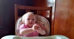 Είναι 15 μηνών, γεννήθηκε με σύνδρομο Down και είναι άριστη στην επικοινωνία! (βίντεο)