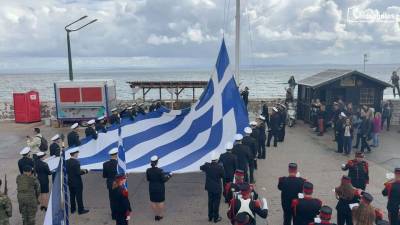 Υψώθηκε η μεγάλη Ελληνική Σημαία στη Χίο για την 28η Οκτωβρίου (βίντεο)