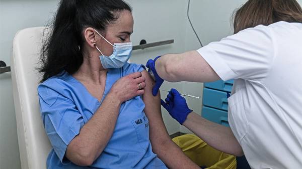 ΣτΕ: Συνταγματικός ο υποχρεωτικός εμβολιασμός για νοσηλευτικό προσωπικό και πυροσβέστες της ΕΜΑΚ