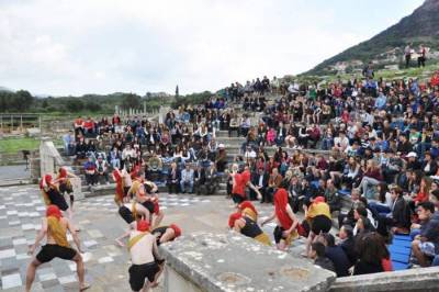 &quot;Εκκλησιάζουσες&quot; στην Αρχαία Μεσσήνη με μετάφραση στη νοηματική