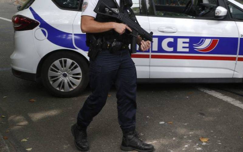 Επίθεση με μαχαίρι και σιδηρολοστό στο Παρίσι
