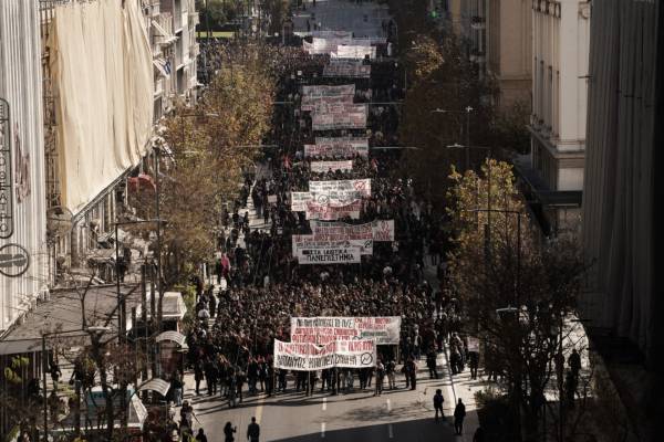 “Ποτάμι” φοιτητών στην Αθήνα – Ηχηρό “όχι” στα ιδιωτικά πανεπιστήμια (βίντεο)