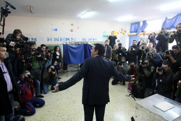 Αδιαχώρητο από διεθνή ΜΜΕ στο εκλογικό τμήμα που ψήφισε ο Αλέξης Τσίπρας