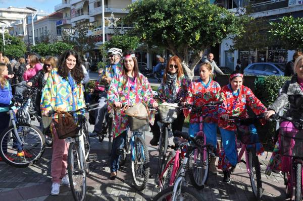 Γιορτινή ατμόσφαιρα στην προκαρναβαλική ποδηλατοβόλτα στην Καλαμάτα (βίντεο και φωτογραφίες)