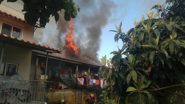 Καλαμάτα: Μεγάλη πυρκαγιά σε σπίτι στον Άγιο Κωνσταντίνο (βίντεο-φωτογραφίες)