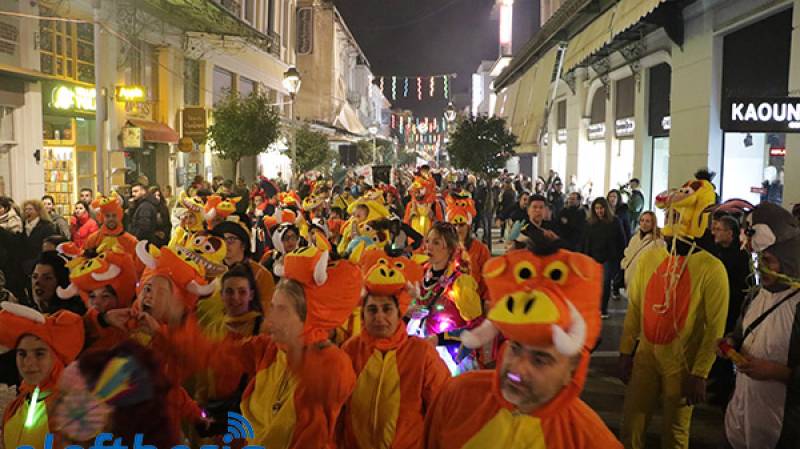 Καλαματιανό Καρναβάλι: Κέφι, χορός και ξεφάντωμα στη Νυχτερινή Παρέλαση (βίντεο-φωτογραφίες)