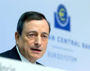 Ντράγκι: &quot;Τα υψηλά και αποκλίνοντα ποσοστά ανεργίας αποτελούν απειλή για την Ευρωζώνη&quot;