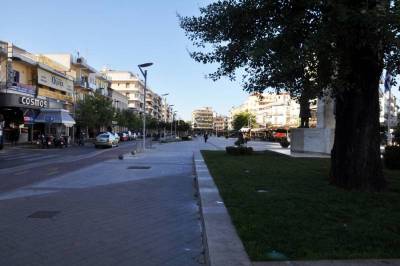 Παζάρι με μικρασιάτικα κεράσματα στην κεντρική πλατεία της Καλαμάτας