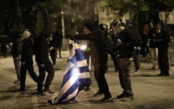 Αντιεξουσιαστές έκαψαν την ελληνική σημαία στο Πολυτεχνείο (φωτο)