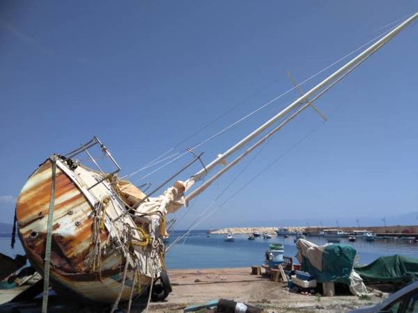 Απομάκρυνση κατασχεμένου σκάφους από την Κορώνη