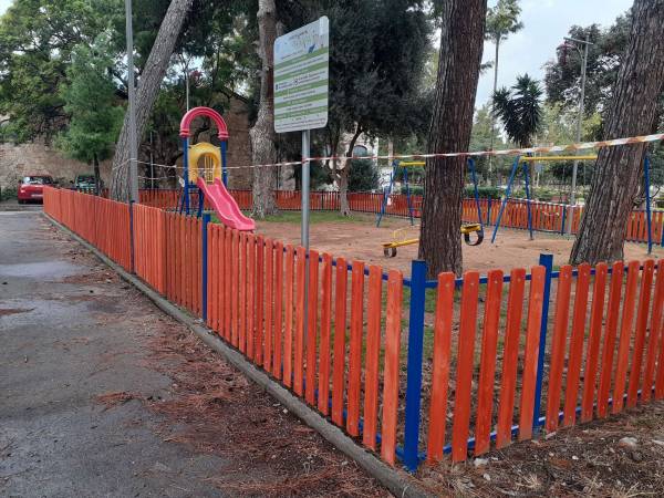 Περιφράξεις σε παιδικές χαρές του Δήμου Καλαμάτας