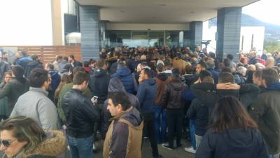 Καλαμάτα: Μεγάλη καθυστέρηση στην έναρξη του συνεδρίου της ΓΣΕΕ για ταυτοποίηση των συνέδρων (βίντεο)