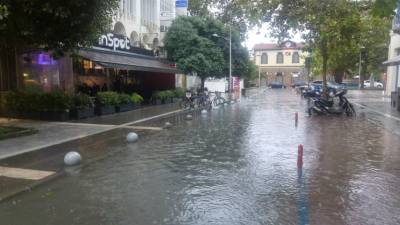 Καλαμάτα: Σε... ποτάμι μετατράπηκε η οδός Σιδηροδρομικού Σταθμού (βίντεο-φωτογραφίες)