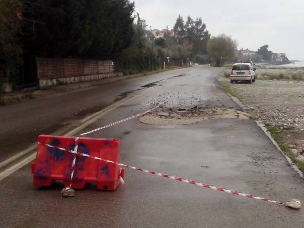 Εσπασε ο αγωγός ύδρευσης στη Μικρή Μαντίνεια