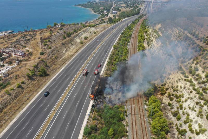 Φωτιά σε αυτοκίνητο στην Ολυμπία Οδό - Αρπαξαν και οι θάμνοι του αυτοκινητόδρομου (Βίντεο)