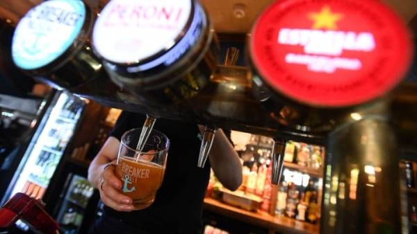 Βρετανία: Οι παμπ ζητούν να «παγώσει» ο φόρος στην μπίρα