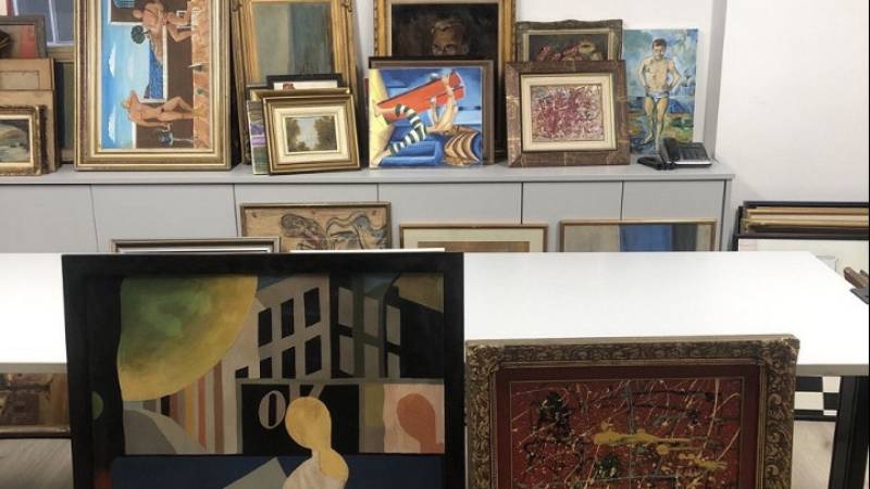 Κατασχέθηκαν πάνω από 400 πίνακες ζωγραφικής, όπλα και σφαίρες