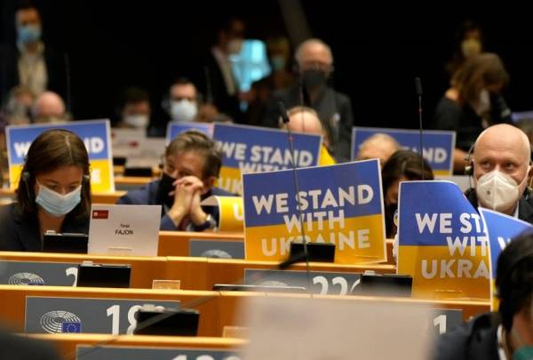 Πόλεμος στην Ουκρανία: Το Ευρωκοινοβούλιο προτείνει στην ΕΕ να αποδεχθεί την αίτηση της χώρας για ένταξη (βίντεο)