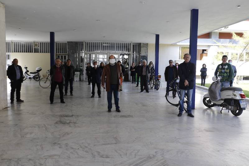 Καλαμάτα: Νέα συγκέντρωση διαμαρτυρίας υπαλλήλων στο διοικητήριο (βίντεο)