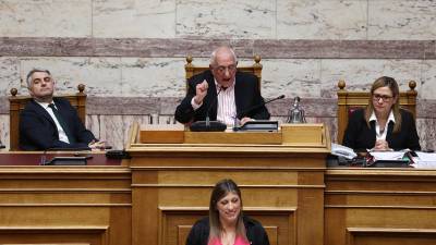 Βουλή: Πυρά Κακλαμάνη κατά Κωνσταντοπούλου για Τέμπη και χρόνο ομιλίας