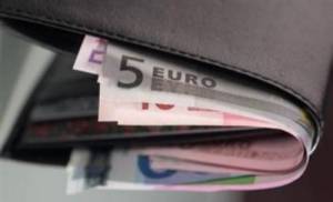 Βρήκαν και παρέδωσαν πορτοφόλι με 250 ευρώ