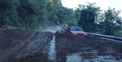 "Θάφτηκε" στη λάσπη η παλιά εθνική Πατρών-Αθηνών λόγω της κακοκαιρίας: Απεγκλωβίστηκαν οδηγοί (Βίντεο)