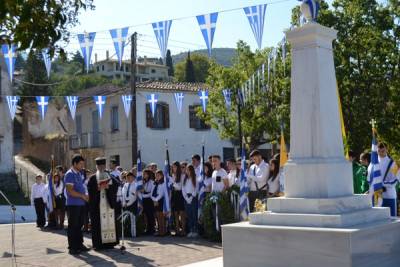 Καταθέσεις στεφάνων από σχολεία της Κυπαρισσίας