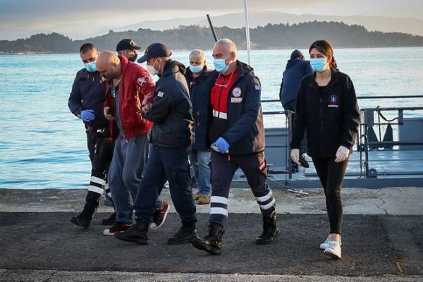 Φωτιά σε πλοίο στην Κέρκυρα: Απεγκλωβίστηκαν από το γκαράζ οι δύο οδηγοί (βίντεο)