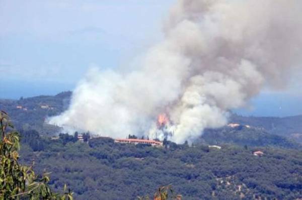 Κέρκυρα: Εκκενώθηκε το χωριό Ραχτάδες μετά τη φωτιά που είναι σε εξέλιξη βορειοδυτικά του νησιού