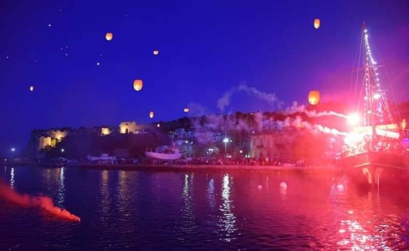 Μαγευτική ατμόσφαιρα από τη βραδιά των ευχών και τη βαρκαρόλα στην Κορώνη (βίντεο-φωτογραφίες)