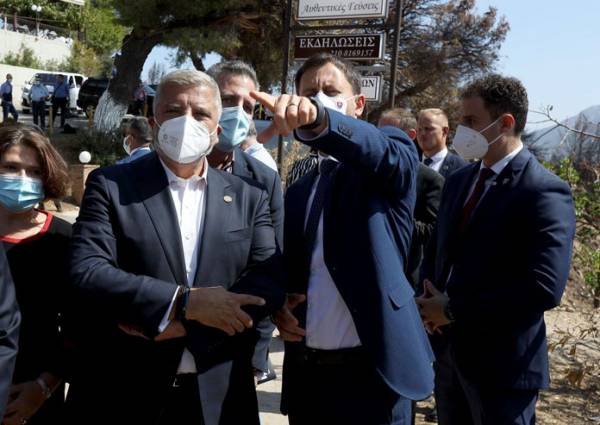 Στις πυρόπληκτες περιοχές της Βαρυμπόμπης ο πρωθυπουργός της Σλοβακίας