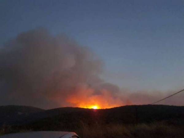 Για προληπτικούς λόγους εκκενώθηκαν δύο οικισμοί στα Κύθηρα - Λόγω των ισχυρών ανέμων η φωτιά έχει αναζωπυρωθεί