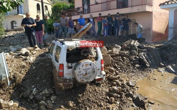 Κεφαλονιά: Η λάσπη έθαψε αυτοκίνητα και παλιά σπίτια και παρέσυρε ζώα στο χωριό Νύφι
