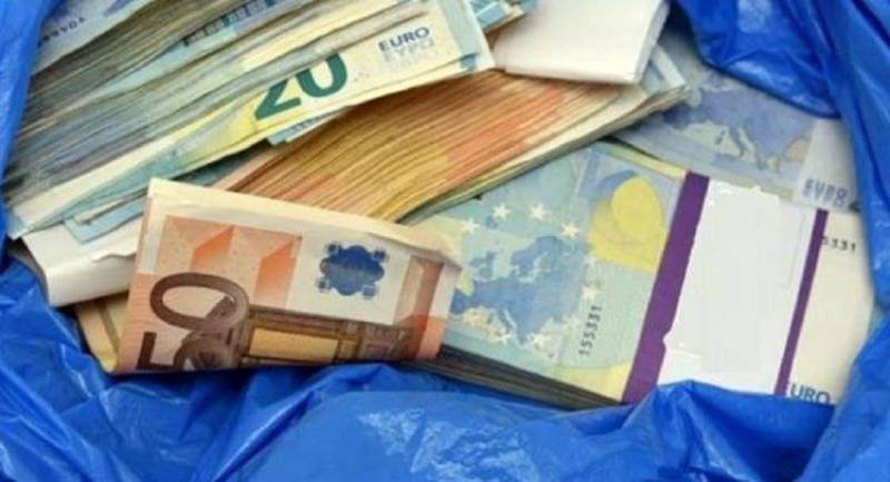 Καλαμάτα: Βρήκε και παρέδωσε 5.000 ευρώ σε δεσμίδες