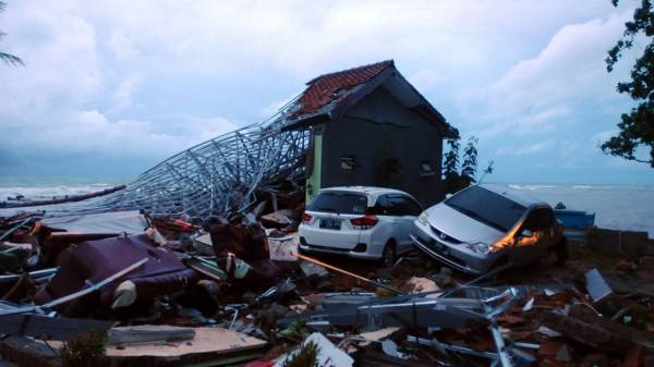 Ένα κομμάτι που αποκολλήθηκε από το ηφαίστειο Κρακατόα προκάλεσε το πολύνεκρο τσουνάμι στην Ινδονησία
