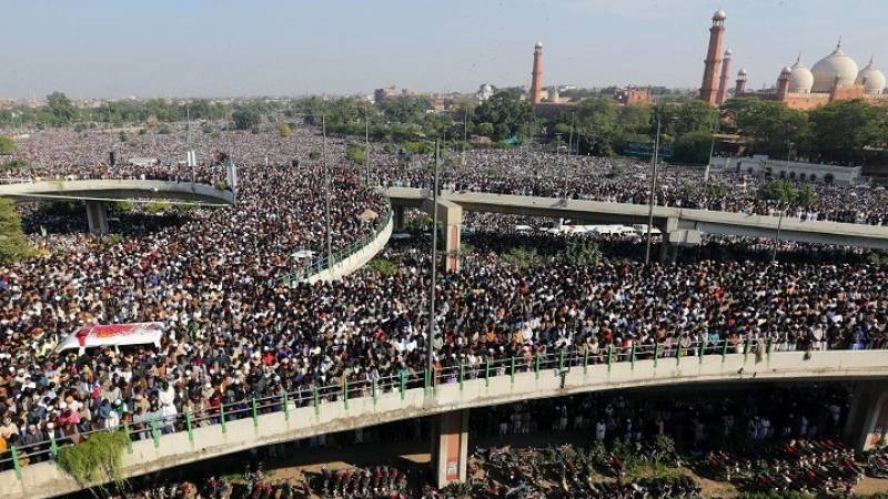 Πακιστάν: Τεράστιο πλήθος στην κηδεία ισλαμιστή ιμάμη εν μέσω κύματος κοροναϊού