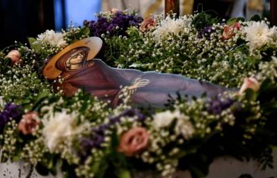 Κέρκυρα: «Στολίστηκαν» με εκατοντάδες κορδέλες οι επιτάφιοι της Παναγίας στο νησί