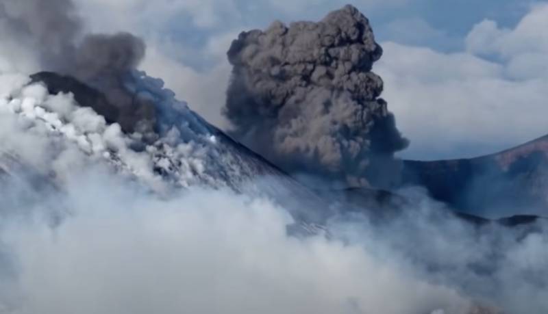 Η χιονισμένη Αίτνα «ξύπνησε» ξανά εκτοξεύοντας τέφρα και καπνό (βίντεο)