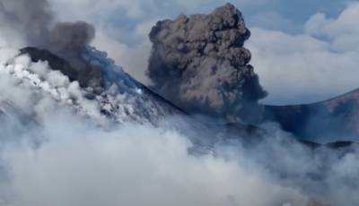 Η χιονισμένη Αίτνα «ξύπνησε» ξανά εκτοξεύοντας τέφρα και καπνό (βίντεο)